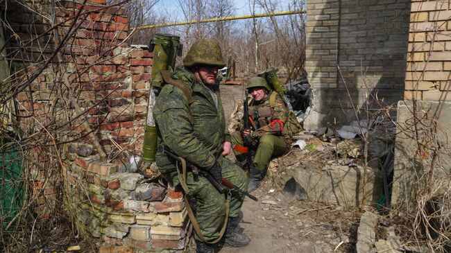 Военнослужащие Народной милиции ДНР в районе линии соприкосновения в поселке Марьинка Донецкой области