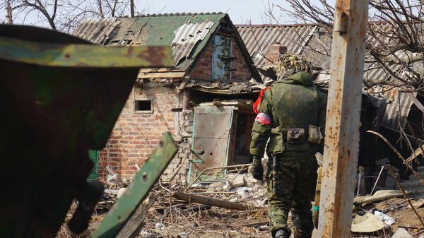 Военнослужащий Народной милиции ДНР на линии соприкосновения в поселке Марьинка Донецкой области