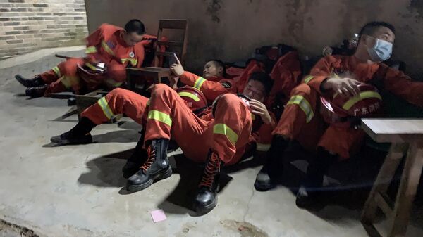 Спасатели отдыхают после поисков на месте авиакатастрофы самолета Boeing 737-800 China Eastern Airlines в городе Учжоу, Китай