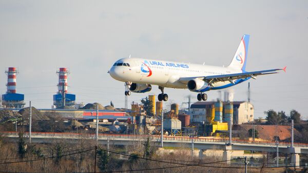 Самолет авиакомпании Уральские авиалинии заходит на посадку в аэропорту Сочи