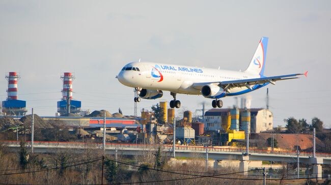 Самолет авиакомпании Уральские авиалинии заходит на посадку в аэропорту Сочи