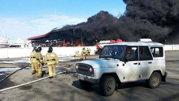 Сотрудники МЧС РФ на месте возгорания на нефтебазе в городе Кстово Нижегородской области