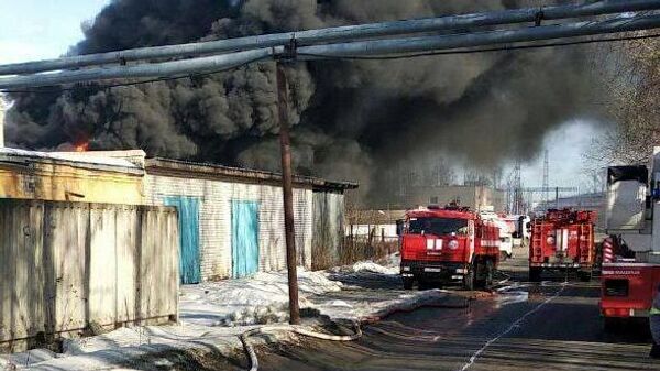 Автомобили МЧС РФ на месте возгорания на нефтебазе в городе Кстово Нижегородской области