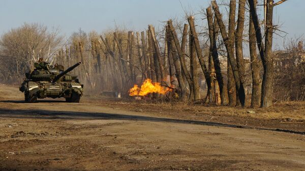 Военнослужащие Народной милиции ДНР ведут наступление в районе линии соприкосновения в поселке Марьинка Донецкой области