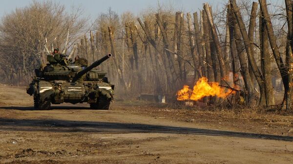 Военнослужащие Народной милиции ДНР ведут наступление в районе линии соприкосновения в поселке Марьинка Донецкой области