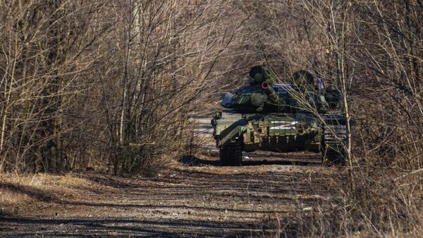 Военнослужащие Народной милиции ДНР ведут наступление в районе линии соприкосновения в поселке Марьинка