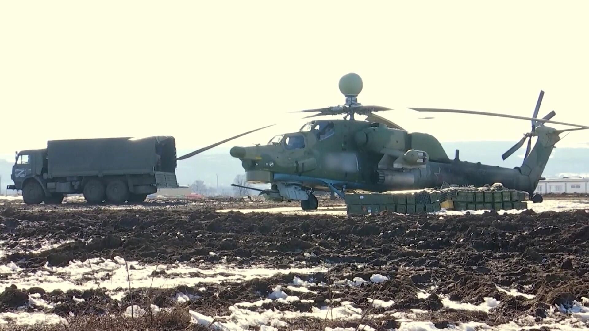 Ударный вертолет Ми-28 ВКС РФ во время специальной военной операции на Украине. Стоп-кадр видео - РИА Новости, 1920, 29.03.2022
