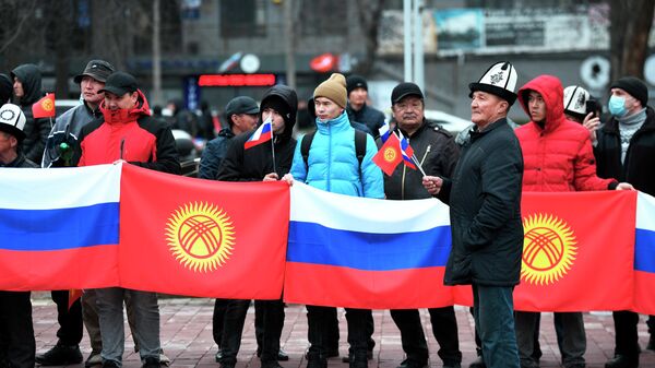Участники митинга, проходящего в поддержку России и специальной военной операции на Украине, в Бишкеке