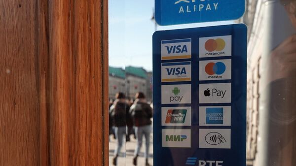 Наклейка с информацией об используемых платежных системах на двери кафе в Санкт-Петербурге