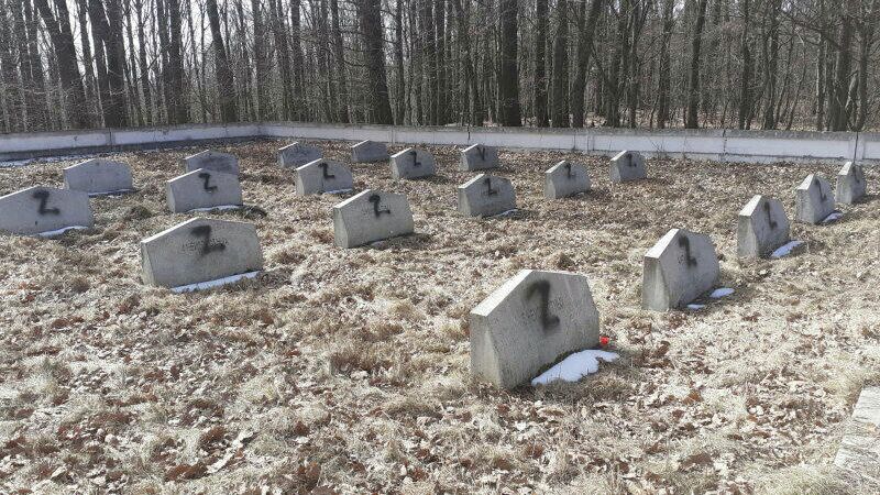 Оскверненный вандалами мемориал советским воинам в румынской коммуне Моцка - РИА Новости, 1920, 22.03.2022