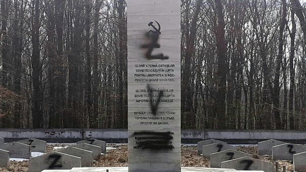 Оскверненный вандалами мемориал советским воинам в румынской коммуне Моцка