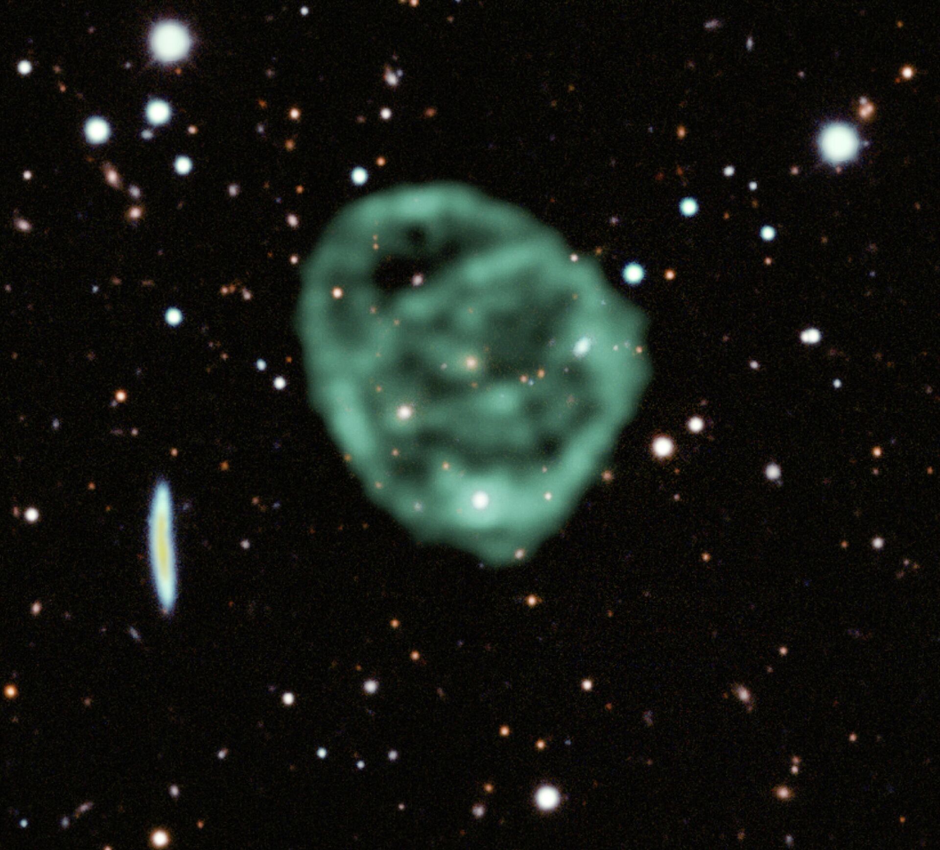 Данные радиотелескопа MeerKAT (зеленым), наложенные на изображение соответствующего участка звездного неба в оптическом и ближнем инфракрасном диапазонах - РИА Новости, 1920, 23.03.2022