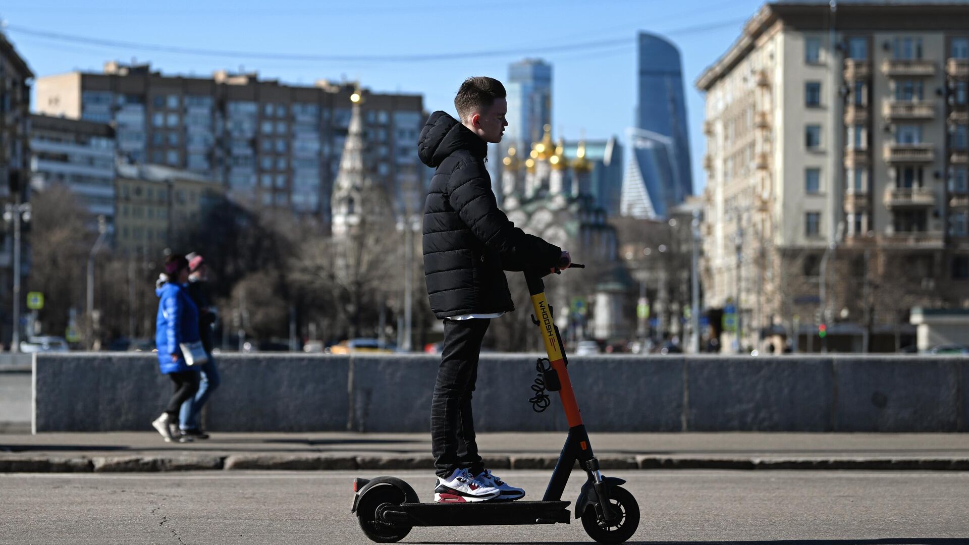 Молодой человек едет на электросамокате в Центральном парке культуры и отдыха имени Горького в Москве - РИА Новости, 1920, 06.09.2023