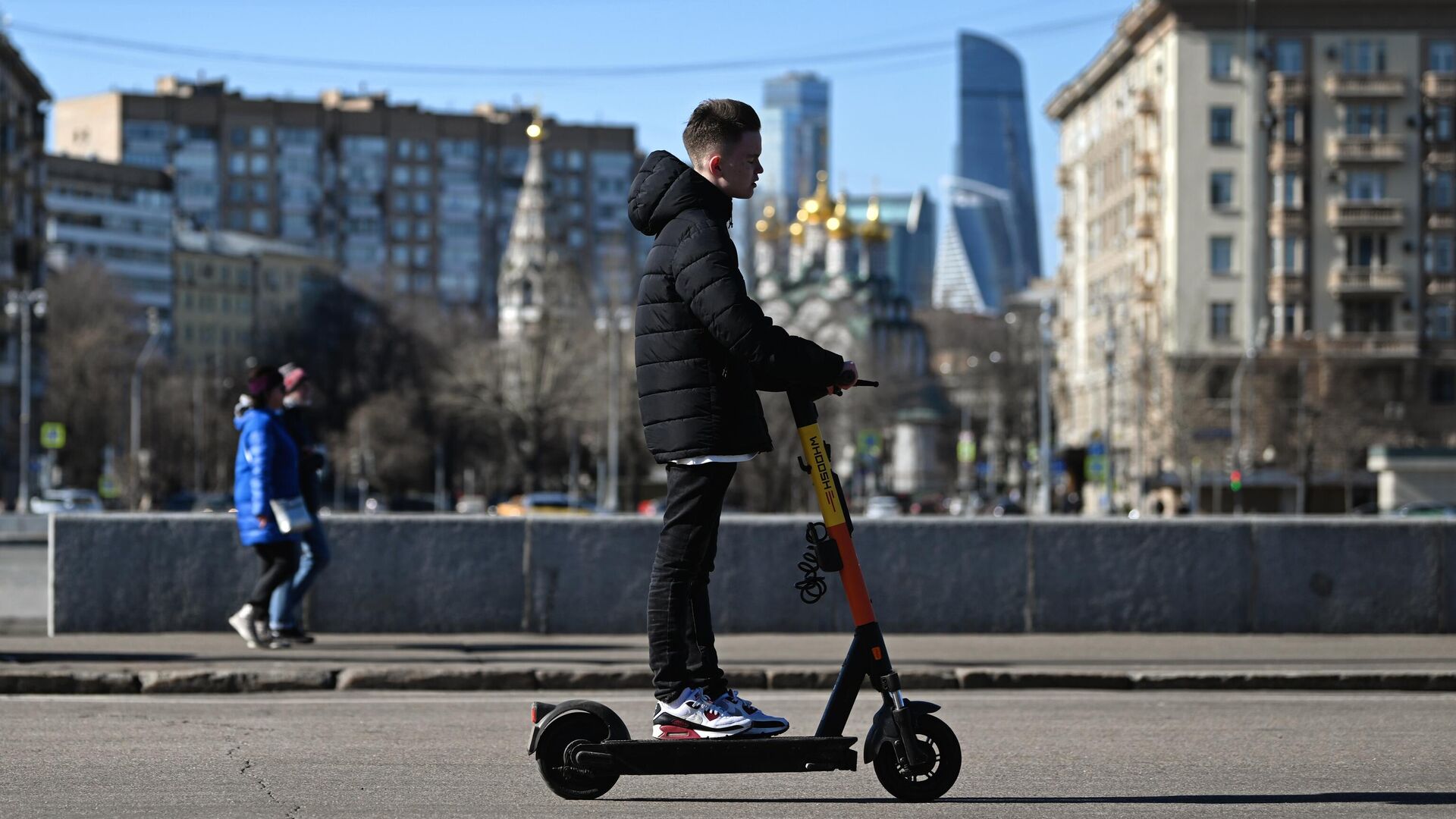 Молодой человек едет на электросамокате в Центральном парке культуры и отдыха имени Горького в Москве - РИА Новости, 1920, 30.03.2022