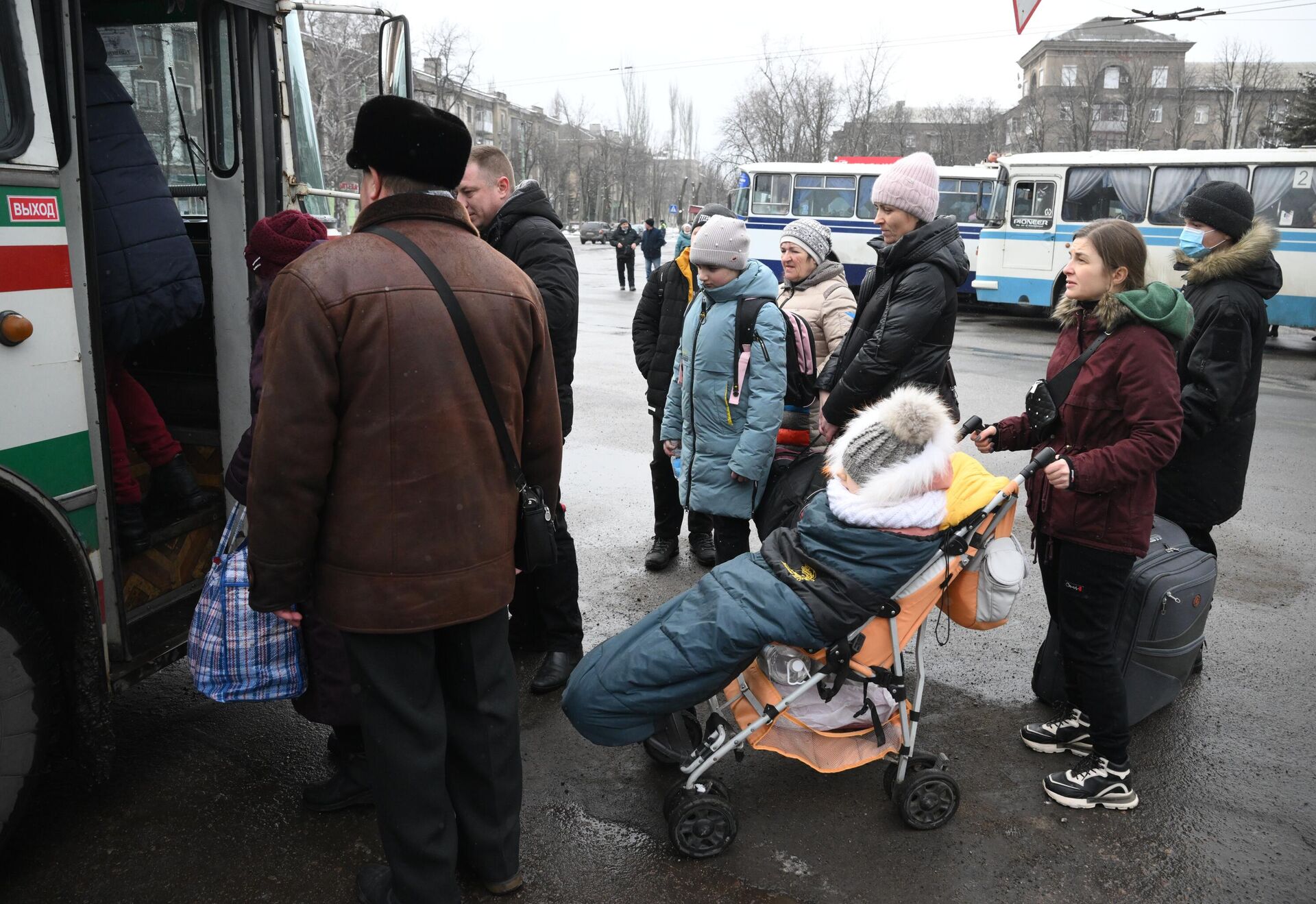Люди с детьми стоят возле автобуса во время эвакуации из Горловки на территорию России - РИА Новости, 1920, 30.05.2022