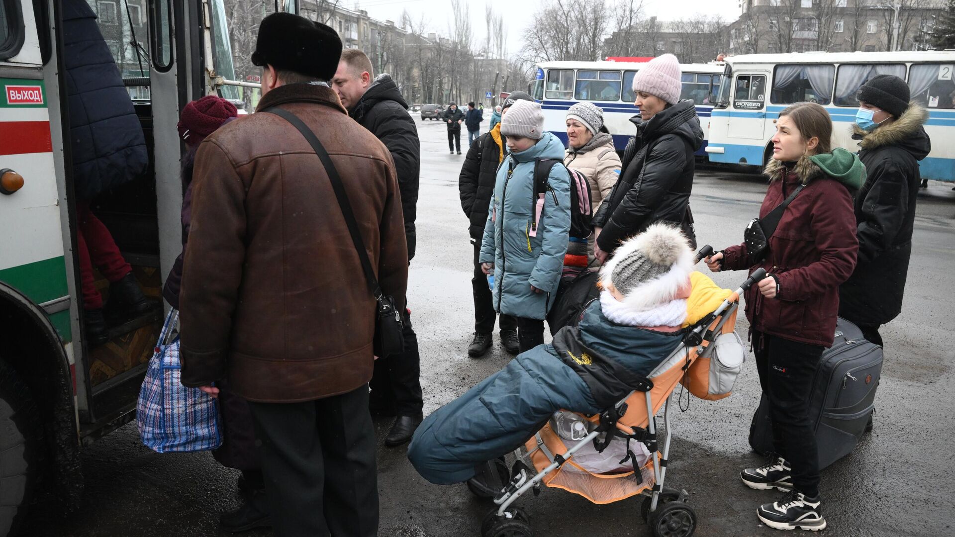 Люди с детьми стоят возле автобуса во время эвакуации из Горловки на территорию России - РИА Новости, 1920, 22.03.2022
