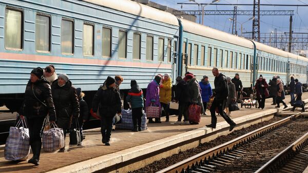Жители Донецкой народной республики (ДНР) на железнодорожной станции во время эвакуации на территорию России
