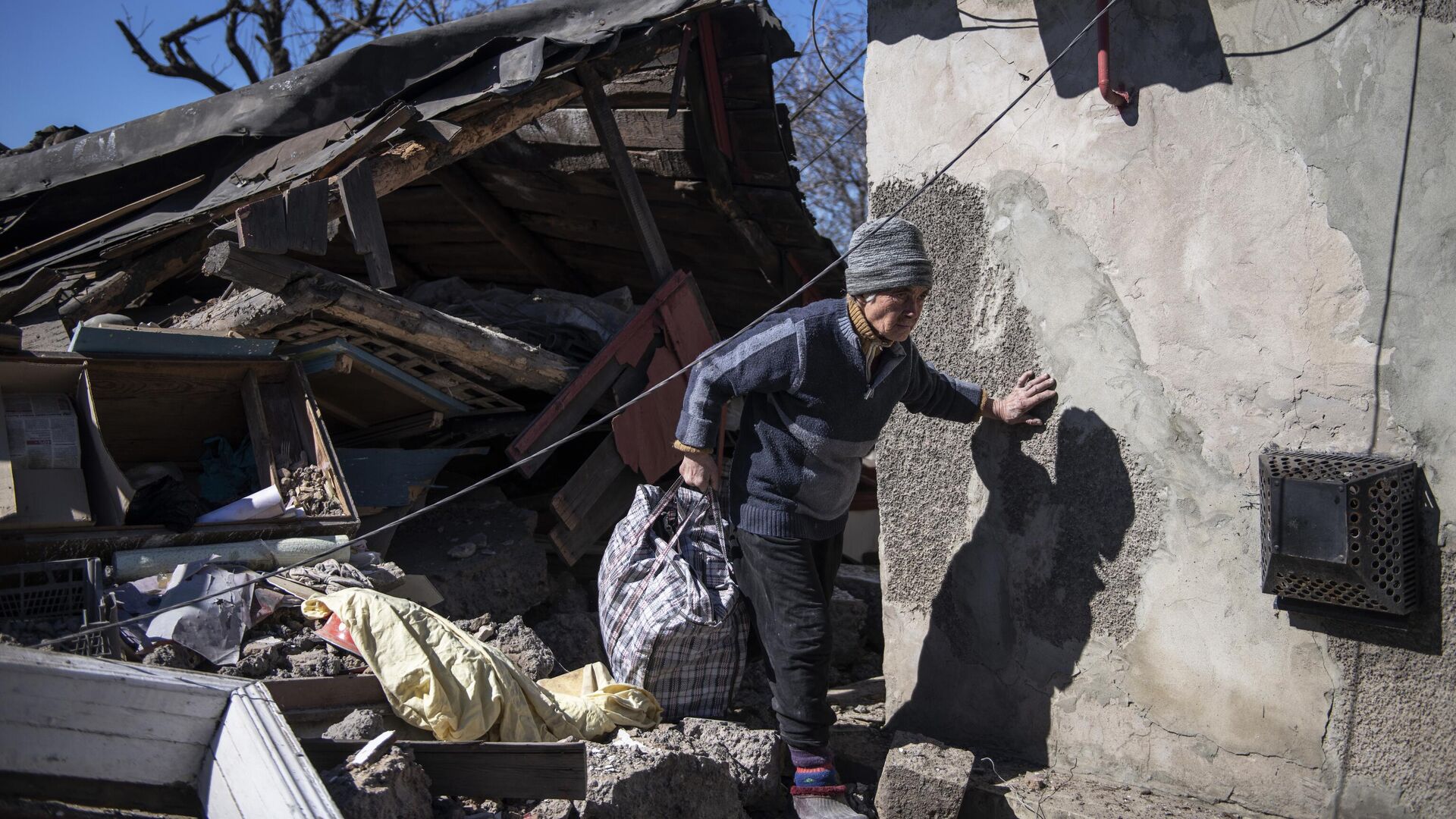 Обстрел украинцев. Разрушенный Донбасс. Разрушения на Украине. Обстрел домов в Мариуполе.