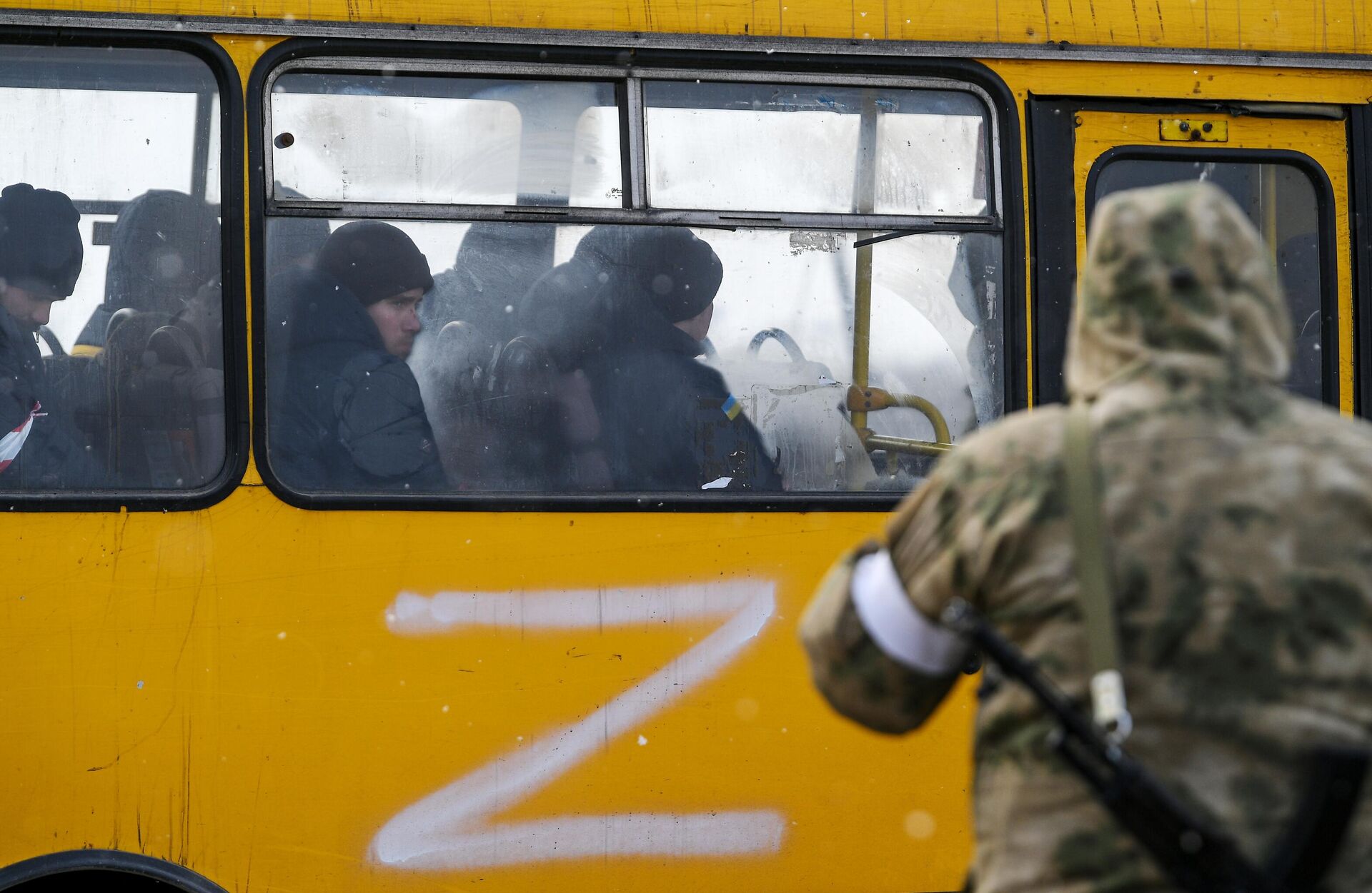 Автобус с украинскими военнопленными - РИА Новости, 1920, 06.04.2022