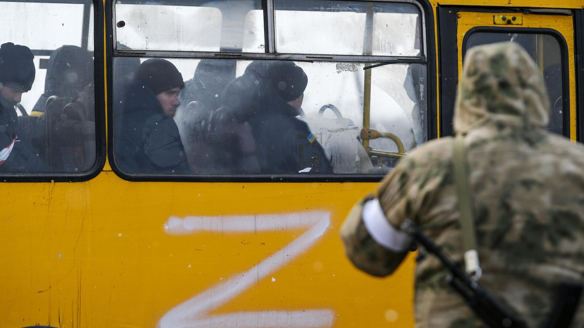 Автобус с украинскими военнопленными - РИА Новости, 1920, 25.03.2022