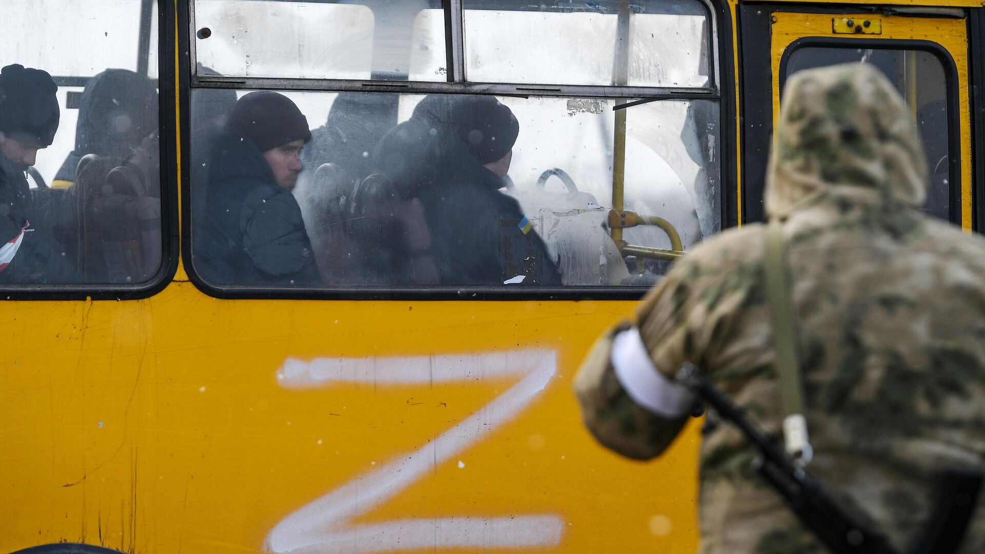 Автобус с украинскими военнопленными на окраине Мариуполя - РИА Новости, 1920, 23.03.2022