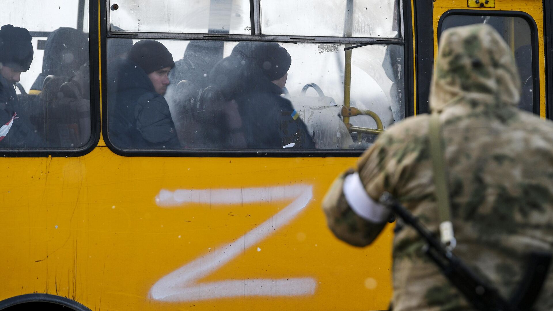 Автобус с украинскими военнопленными - РИА Новости, 1920, 05.04.2022