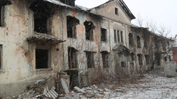 Один из жилых домов, поврежденный в результате военных действий в Донбассе