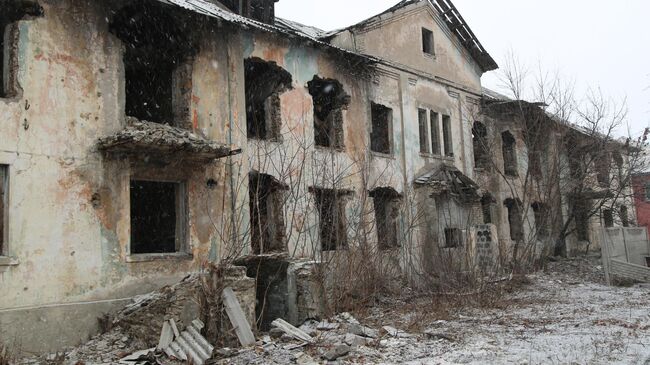 Один из жилых домов, поврежденный в результате военных действий в Углегорске