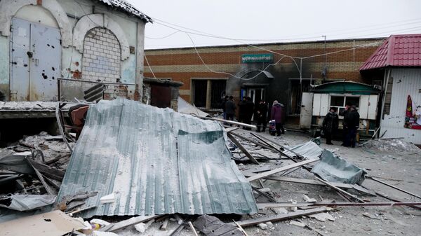 Последствия обстрела украинскими силовиками города Дебальцево в Донецкой области