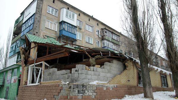 Последствия обстрелов в поселке Енакиево в Донецкой области. Архивное фото