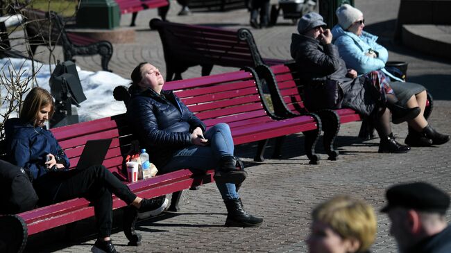 Люди в одном из парков Москвы