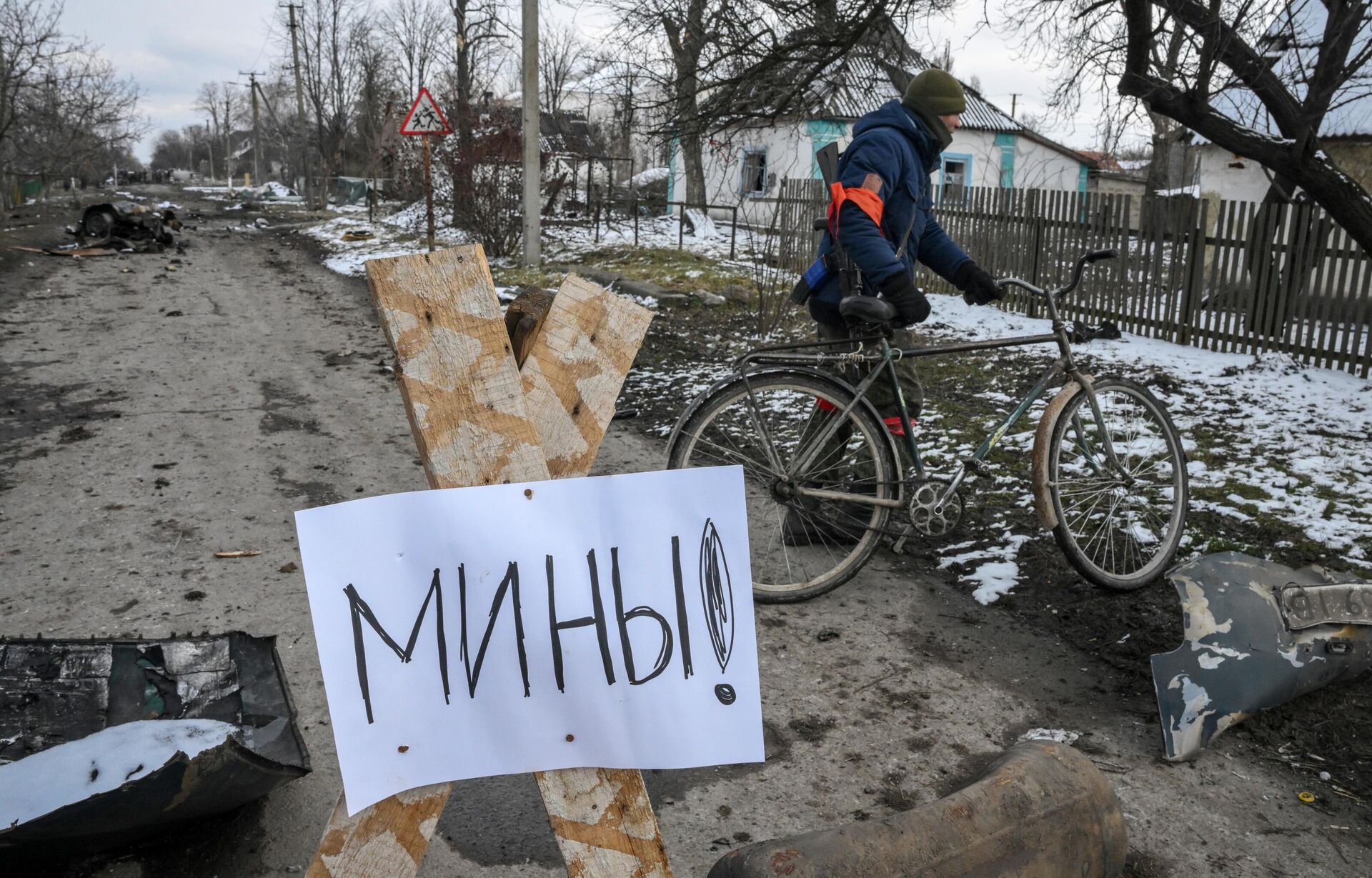 Предупреждение о минах на дороге села Новотроицкое Волновахского района - РИА Новости, 1920, 22.03.2022