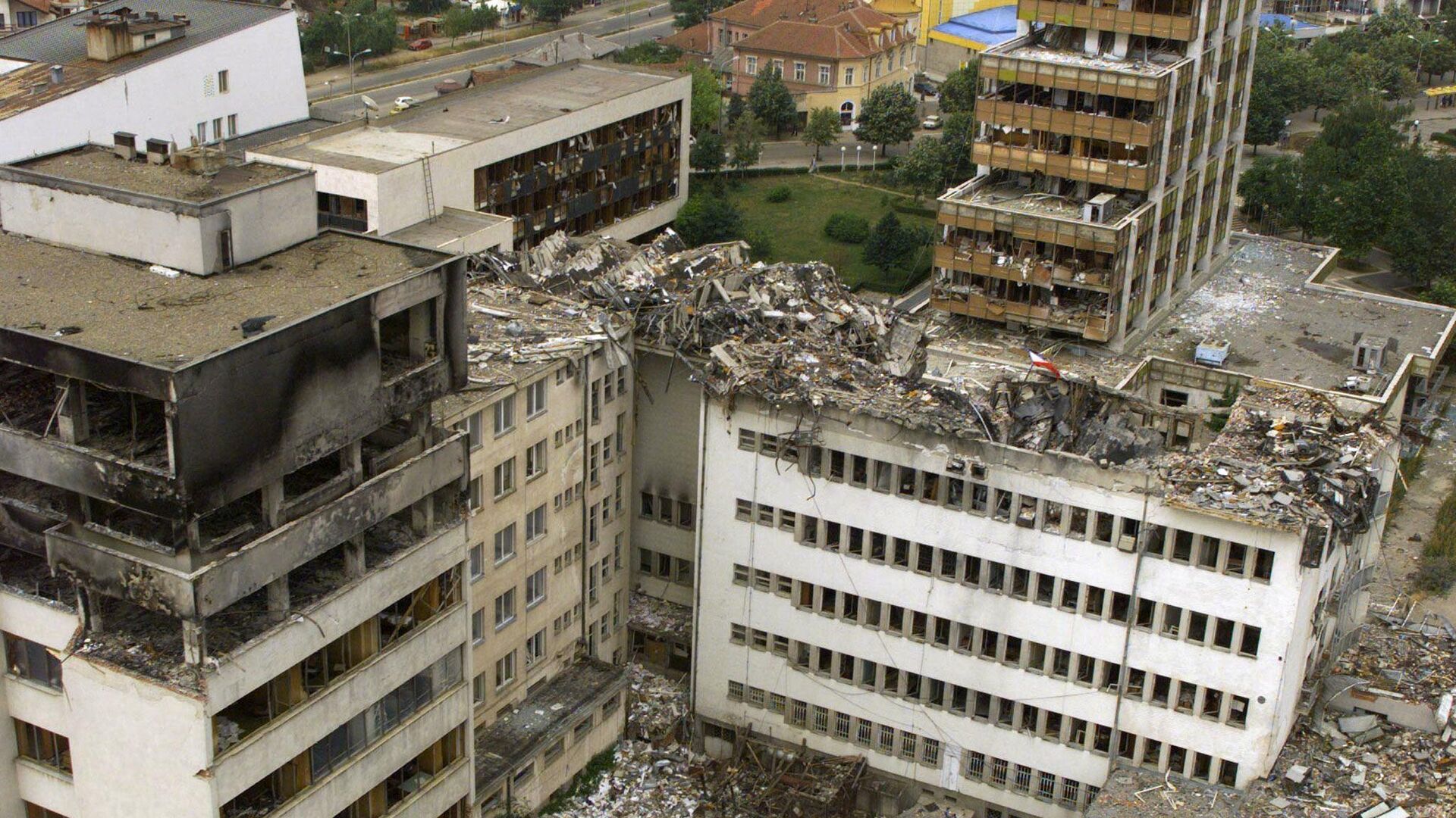 Последствия бомбардировки Приштины авиацией НАТО. Июнь 1999 года - РИА Новости, 1920, 23.03.2022
