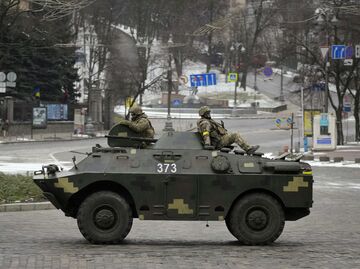 Украинские военные в Киеве