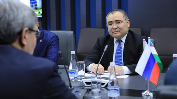 Заместитель премьер-министра республики Татарстан Роман Шайхутдинов во время встречи с представителями  Узбекистана в Ташкенте