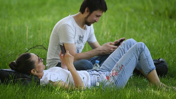 Молодые люди отдыхают в Центральном парке культуры и отдыха имени Горького в Москве