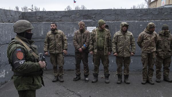 Сдавшиеся в плен военнослужащие украинской армии в Луганске