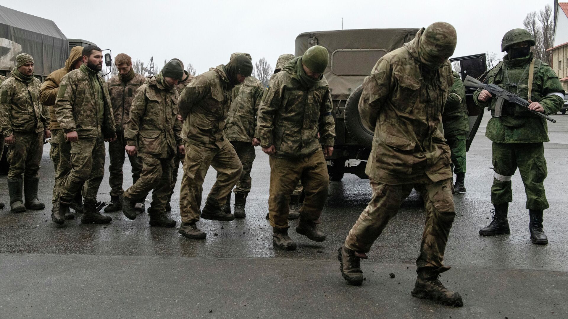 Сдавшиеся в плен военнослужащие украинской армии - РИА Новости, 1920, 13.04.2022