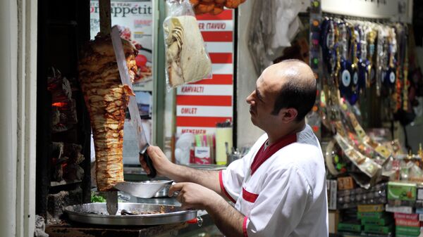 Мужчина готовит донер-кебаб в Стамбуле 