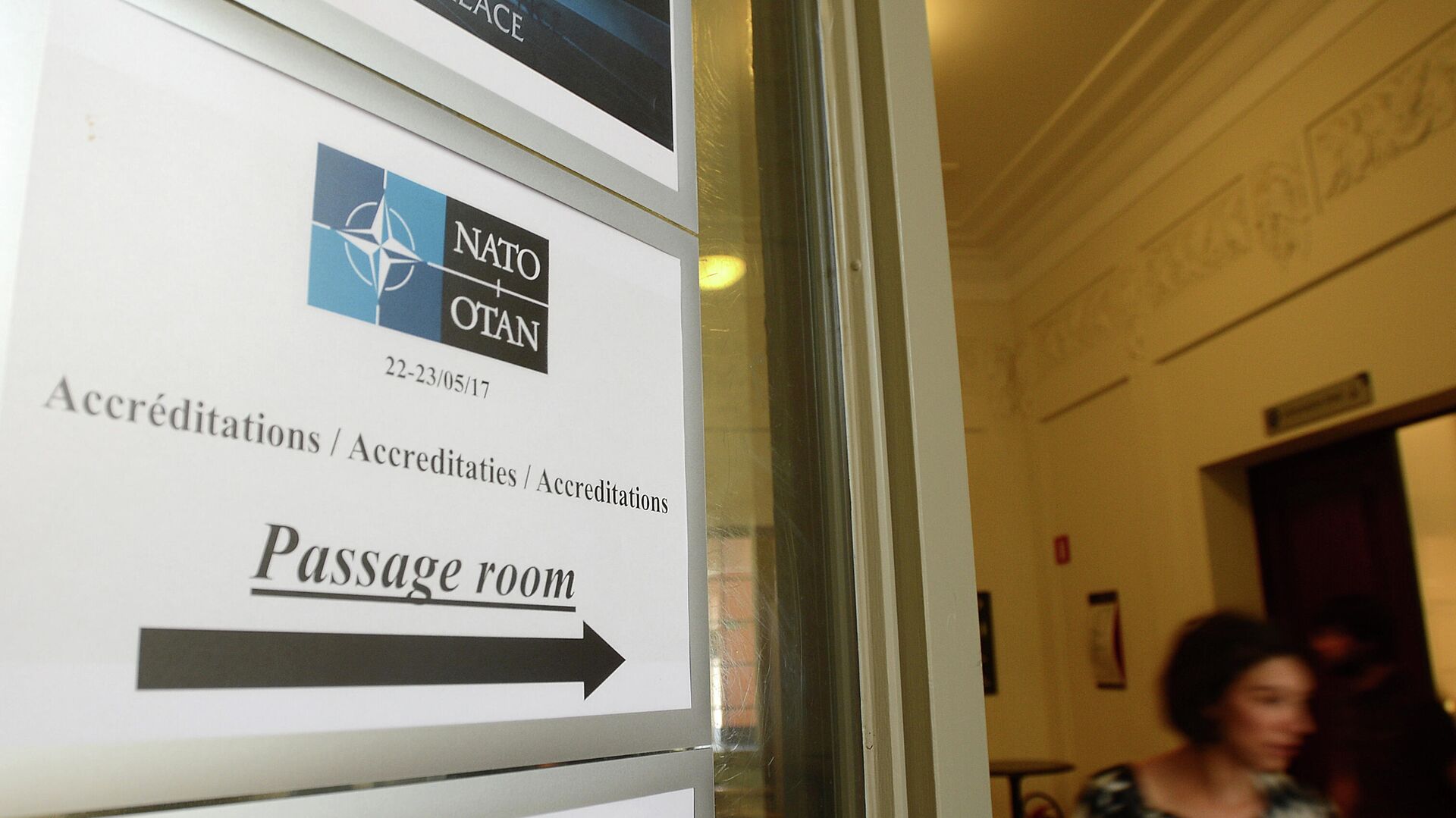 Вывеска с указателем для получения аккредитации в штаб-квартире НАТО - РИА Новости, 1920, 14.06.2022
