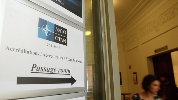 Вывеска с указателем для получения аккредитации в штаб-квартире НАТО