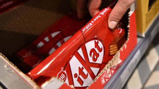 Шоколад KitKat на полке одного из магазинов в Москве
