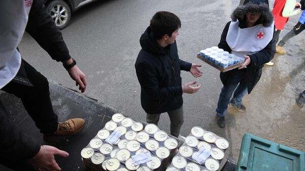 Волонтеры загружают коробки с гуманитарной помощью для беженцев с юго-востока Украины в грузовой автомобиль для дальнейшей отправки в Ростовскую область