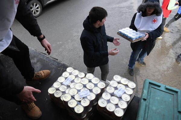 Волонтеры загружают коробки с гуманитарной помощью для беженцев с юго-востока Украины в грузовой автомобиль для дальнейшей отправки в Ростовскую область