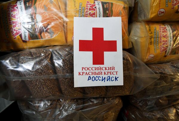 Отсортированная гуманитарная помощь беженцам с юго-востока Украины в помещении Новосибирского отделения Российского Красного Креста