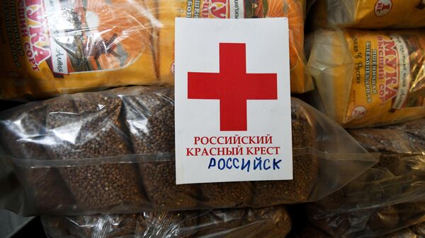 Отсортированная гуманитарная помощь беженцам с юго-востока Украины в помещении Новосибирского отделения Российского Красного Креста