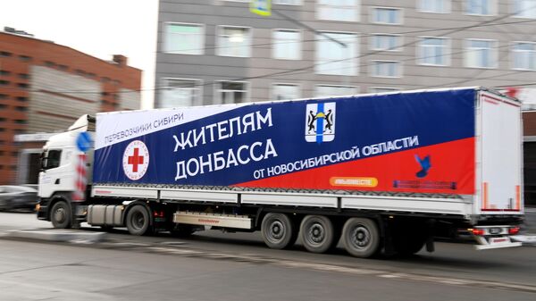 Грузовой автомобиль с гуманитарной помощью беженцам с юго-востока Украины на одной из улиц в Новосибирске