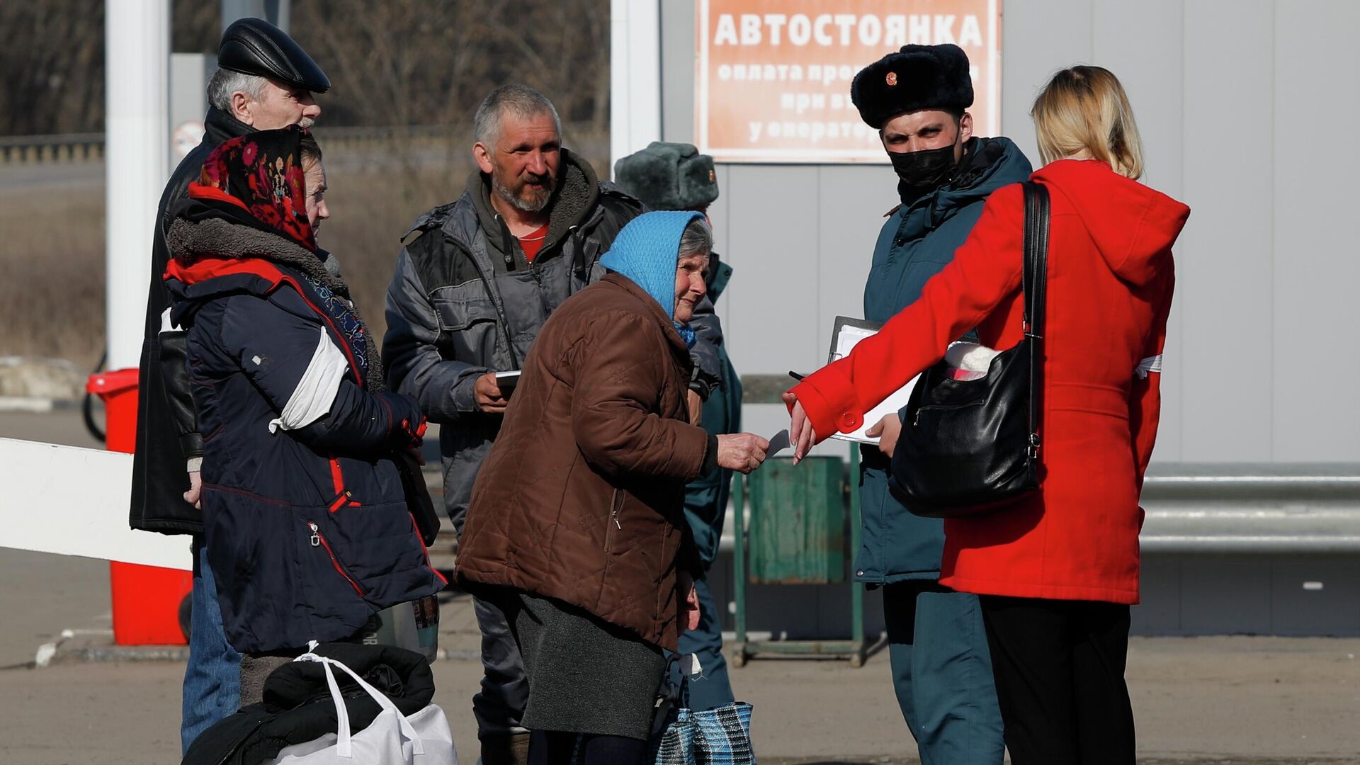 Беженцы из Харькова возле пункта временного размещения в поселке Малиновка Белгородской области - РИА Новости, 1920, 08.04.2022