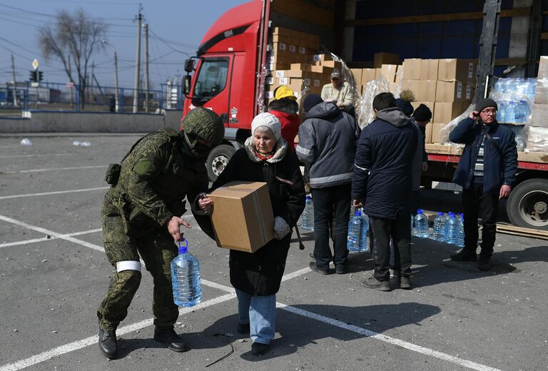 Жители Мариуполя получают гуманитарную помощ