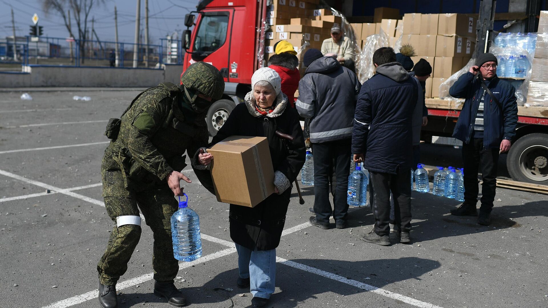 Жители Мариуполя получают гуманитарную помощ - РИА Новости, 1920, 26.03.2022